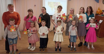 Поздравляем маму.